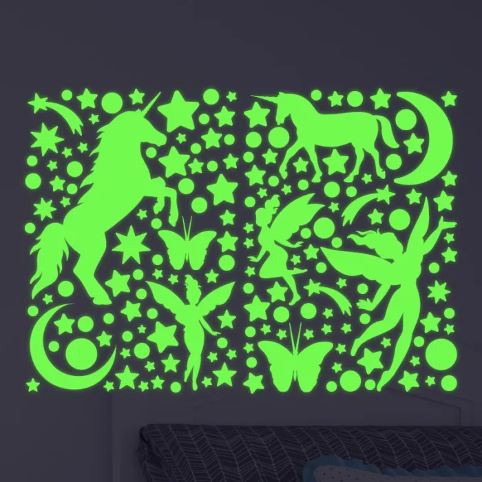 Nachleuchtende Wandtattoo Aufkleber aus phosphoreszierender Folie, im Einhorn Feen Design - perfekt als Deko im Kinderzimmer.
