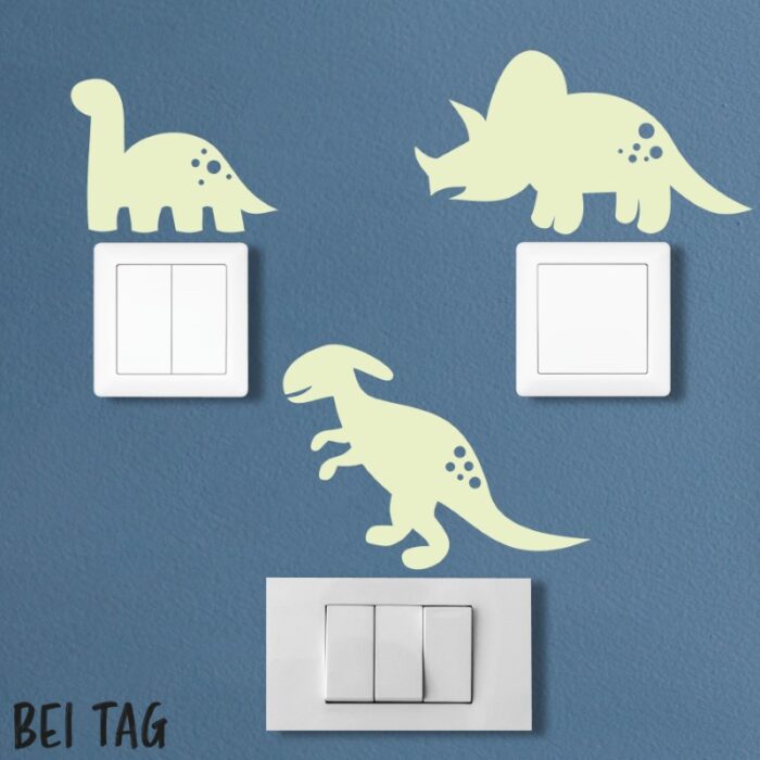 Nachleuchtende Lichtschalter Aufkleber aus phosphoreszierender Folie mit Dino Motiv - perfekt als Deko im Kinderzimmer.