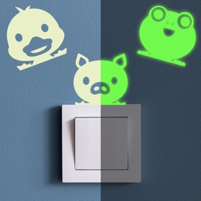 Nachleuchtende Lichtschalter Aufkleber aus phosphoreszierender Folie mit Tier Motiv - perfekt als Dekoration im Kinderzimmer.