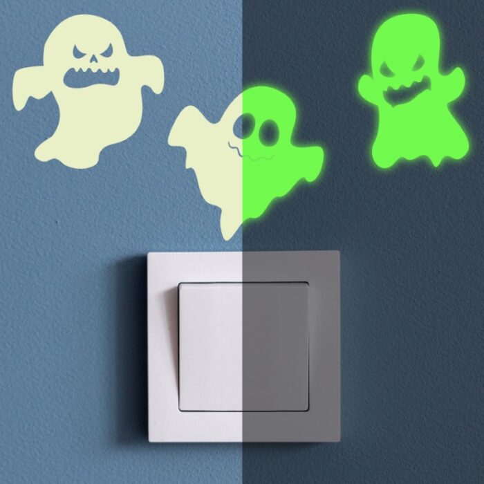 Nachleuchtende Lichtschalter Aufkleber aus phosphoreszierender Folie mit Geister Motiv - perfekt als Deko im Kinderzimmer.