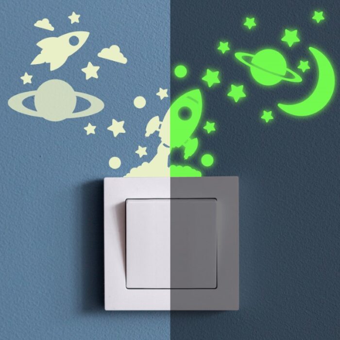 Nachleuchtende Lichtschalter Aufkleber aus phosphoreszierender Folie mit Weltall Motiv - perfekt als Deko im Kinderzimmer.