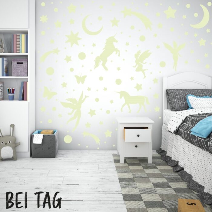 Nachleuchtende Wandtattoo Aufkleber aus phosphoreszierender Folie, im Einhorn Feen Design - perfekt als Deko im Kinderzimmer.